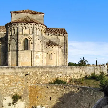 Maison De 6 Chambres A Saint Fort Sur Gironde Avec Jardin Amenage Et Wifi A 20 Km De La Plage Holiday home *