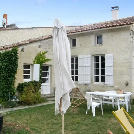 Maison De 6 Chambres A Saint Fort Sur Gironde Avec Jardin Amenage Et Wifi A 20 Km De La Plage Holiday home *